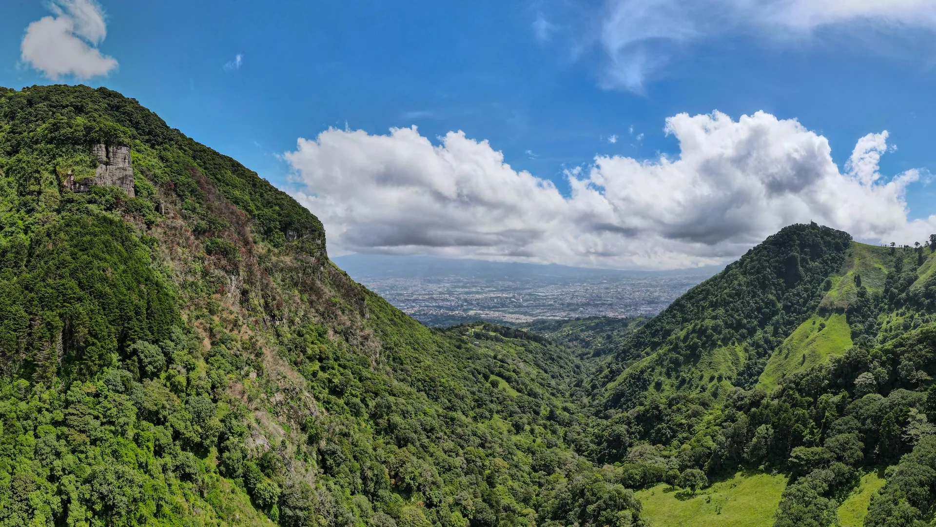 Green mountains and valleys in Costa Rica. Photo: Joshua ten Brink / WildPhotography.com